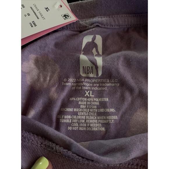 LA Lakers Womens Size XL And XXL Purple '17X CHAMPIONS' Bleached Cropped Tee NWT - Picture 11 of 11